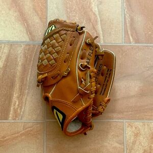 Mizuno Kids Size 9" Tan Leather Baseball Glove. Left Hand Glove